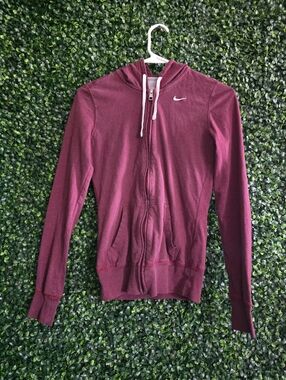 Nike Wimen's Burgundy Pullover Size S